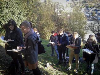 Groupe d'étudiants dessinent dans la nature